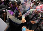Bà Yingluck kiện người biểu tình