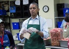 Chính phủ đóng cửa, Tổng thống Obama ... đóng gói thức ăn 