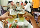 Người Việt vẫn uống 3 tỷ lít bia "lách" nhiều lệnh cấm 
