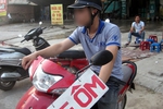 Kỹ sư xây dựng làm xe ôm kiếm sống qua ngày