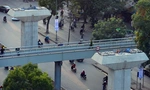 Tháo dỡ cầu đi bộ để phục vụ đề án đường sắt Cát Linh – Hà Đông
