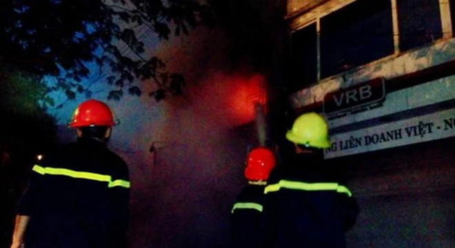 Hà Nội: Cháy lớn tại phòng giao dịch Ngân hàng Quốc Dân