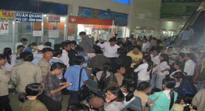 Hành khách chen chúc mua vé tại bến xe Miền Đông.
