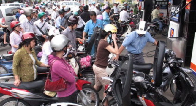 Giá xăng tăng gần 600 đồng/lít
