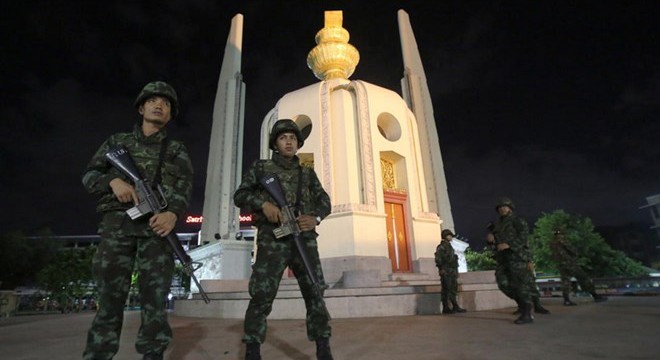 Quân đội Thái giải tán Thượng viện, trao quyền cho tướng Prayuth