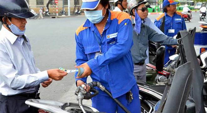 Mỗi lần đòi tăng giá xăng, Petrolimex đều báo lỗ Ảnh: TẤN THẠNH