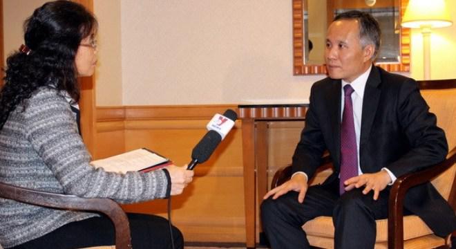 Ông Trần Quốc Khánh, Thứ trưởng Bộ Công Thương, Trưởng đoàn đàm phán TPP của Việt Nam trả lời phỏng vấn phóng viên TTXVN. (Ảnh: Lê Hải/TTXVN)