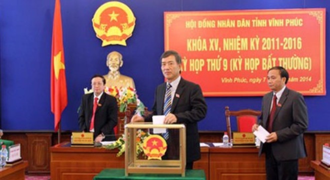 Đại biểu Hội đồng Nhân dân Vĩnh Phúc bỏ phiếu bầu ông Vũ Chí Giang giữ chức Phó chủ tịch UBND tỉnh.