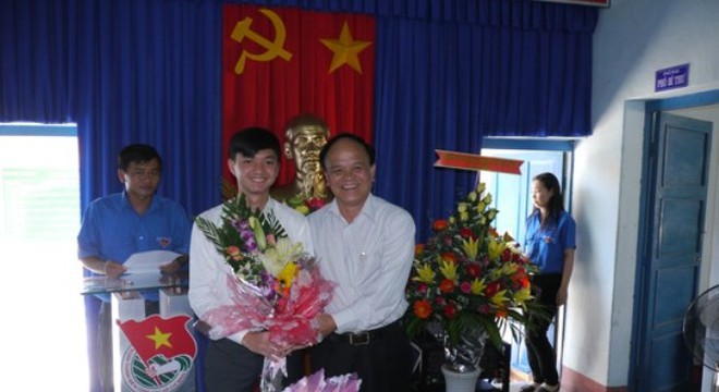 Bí thư Tỉnh ủy Bình Định Nguyễn Văn Thiện (bên phải) tặng hoa chúc mừng ông Nguyễn Minh Triết lúc ông Triết về làm Phó bí thư Tỉnh đoàn Bình Định.