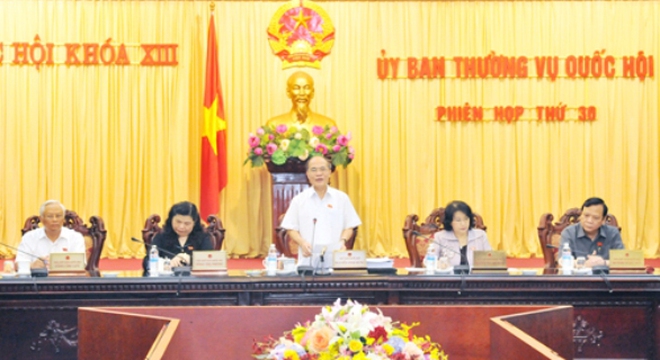 Chủ tịch Quốc hội Nguyễn Sinh Hùng phát biểu tại Phiên họp thứ 30 của Ủy ban Thường vụ Quốc hội khóa XIII khai mạc ngày 11-8. Ảnh: TTXVN