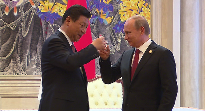 Chủ tịch Trung Quốc Tập Cận Bình và Tổng thống Nga Vladimir Putin uống mừng thỏa thuận vừa đạt được 
