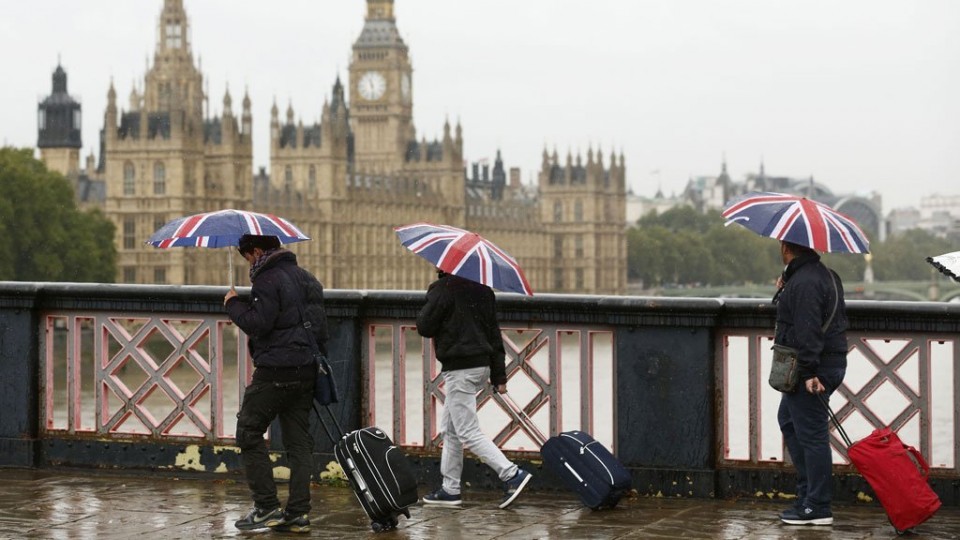 Brexit và nguy cơ khủng hoảng toàn cầu: Dân Việt có tiền nên làm gì?