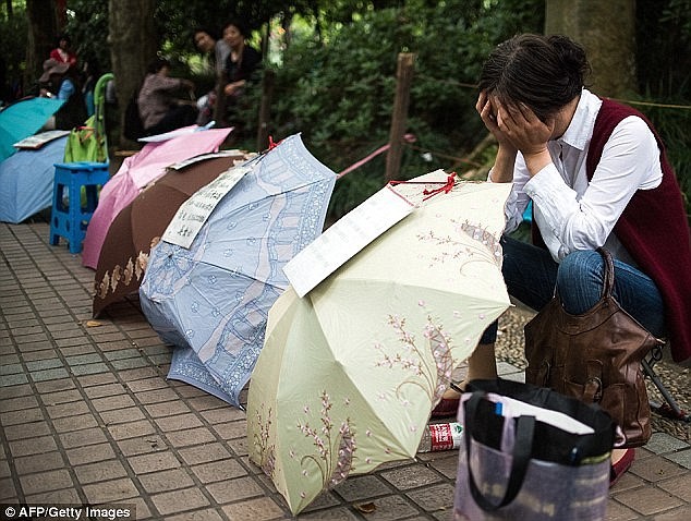 Một phụ nữ tìm bạn đời cho con tại một chợ hôn nhân ở thành phố Thượng Hải, Trung Quốc. Ảnh: Getty.