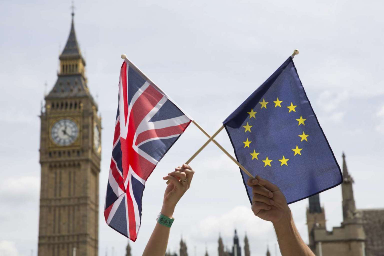 Giới đầu tư châu Á thức khuya dậy sớm chờ Brexit