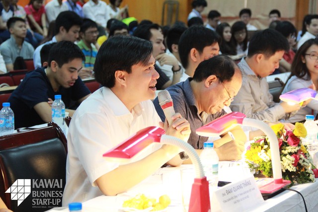Giám khảo Đàm Quang Thắng – Tổng giám đốc Công ty TNHH Agricare Việt Nam với câu hỏi dành cho đội thi thịt sạch Địa Long.