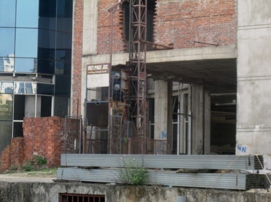 Vật liệu xây dựng bề bộn , rêu mốc bởi lâu ngày không dùng đến