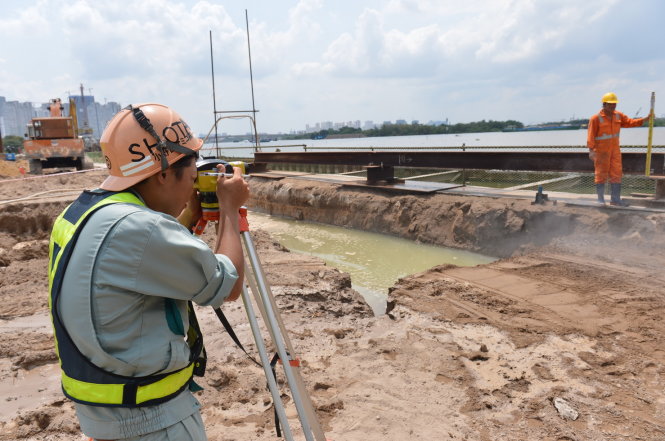 Chuyên gia Nhật Bản cùng các kỹ sư Việt Nam tại cảng Ba Son trưa 13-5 - Ảnh: Quang Định