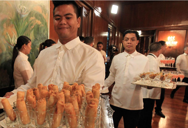  Các món ăn tại bữa tiệc sau lễ nhậm chức của ông Duterte. Ảnh: Malacañang Photo Bureau 
