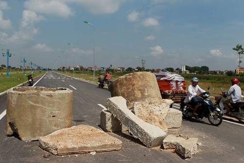 Chỉ một số phương tiện xe máy, xe tải loại nhỏ của người dân địa phương lưu thông nội bộ quãng đường này.
