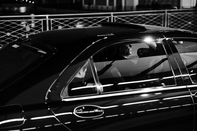 Chiếc xe limousine chở khách hàng đến giao dịch