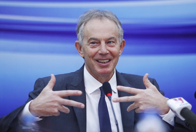 Ông Tony Blair trả lời các câu hỏi và chia sẻ những kinh nghiệm của mình khi còn là thủ tướng Anh - Ảnh: Nguyễn Khánh