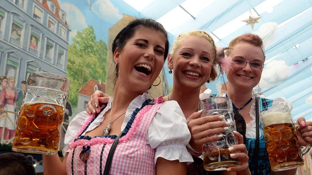 
Người Đức ăn bia, ngủ bia, uống bia, và chắc cũng thở bằng bia.
