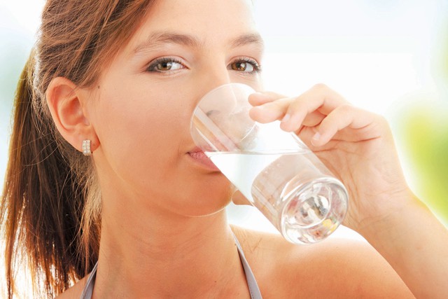 Uống một cốc nước ấm vào buổi sáng mang tại nhiều lợi ích cho sức khoẻ.
