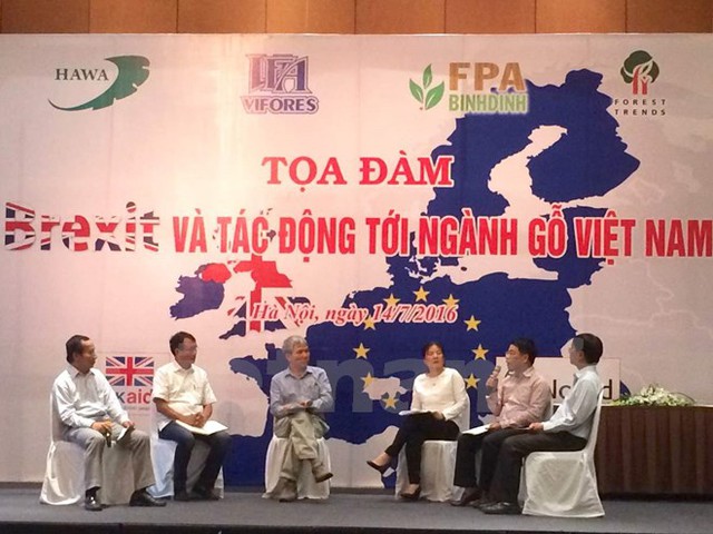 Các đại diện tham gia tọa đàm Brexit và tác động tới ngành gỗ Việt Nam. (Ảnh: Thanh Tâm/Vietnam+)