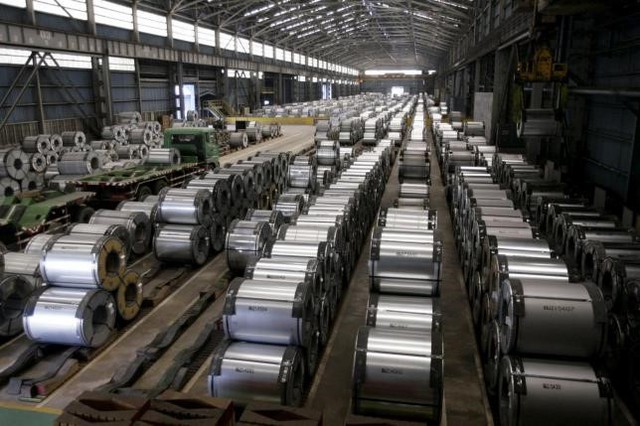 Quy trình xử lý chất thải đạt tiêu chuẩn của các nhà máy thép tương đối tốn kém khiến nhiều doanh nghiệp cố tình vi phạm. Ảnh: Reuters