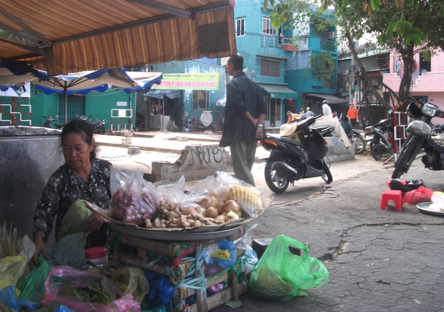 Một vài hộ dân vẫn bám víu tận dụng những khoảng đất trống buôn bán nhỏ lẻ.