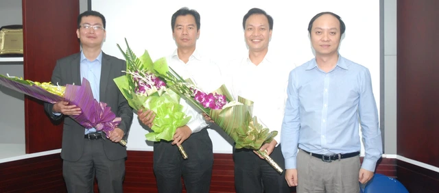Ông Đặng Như Tùng đại diện Báo điện tử Trí thức trẻ và CafeF tặng hoa cho các vị khách mời