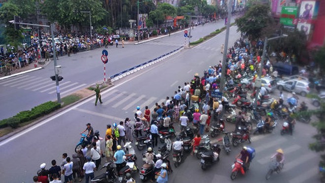 Người Hà Nội đứng chật kín đường chờ Tổng thống Obama đi qua