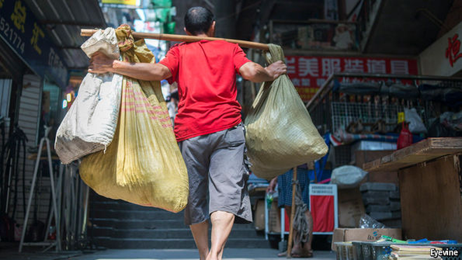 Xót xa phận người gánh thuê bị bỏ lại sau cơn lốc đô thị hóa ở Trung Quốc